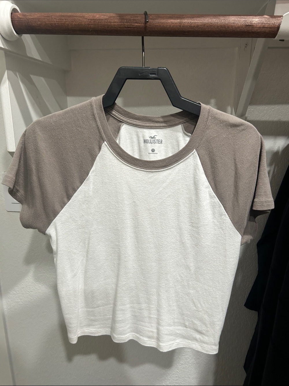 Hollister Cropped Raglan Tee in White and Taupe